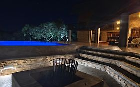 Tholo Private Game Lodge